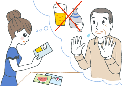 ビールの絵がついたハガキを持ってお酒の飲めないお相手を連想している女性 ビールの絵がついたハガキを持ってお酒の飲めないお相手を連想している女性