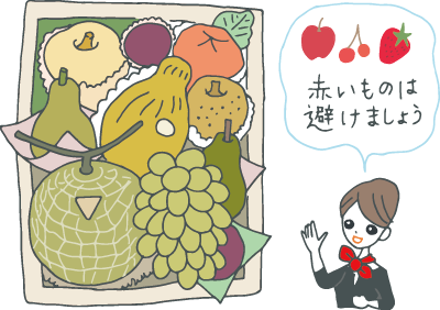 化粧箱にはいったフルーツギフトを前に「赤いもの(りんご、イチゴ、さくらんぼなど)は避けましょう」と言うコンシェルジュさん 化粧箱にはいったフルーツギフトを前に「赤いもの(りんご、イチゴ、さくらんぼなど)は避けましょう」と言うコンシェルジュさん
